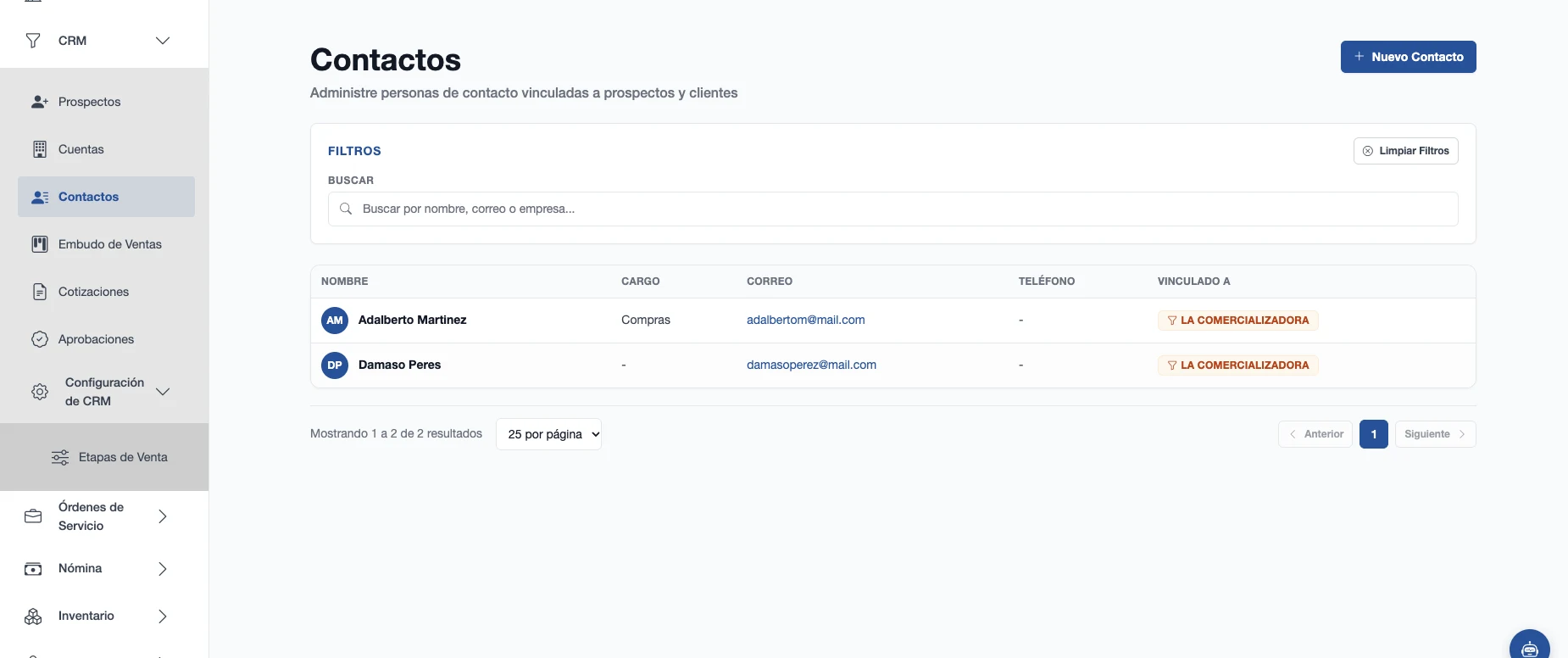 Lista de contactos de CRM con nombre, cargo, correo, teléfono y relación con prospectos o clientes